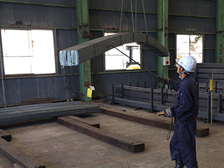 フォークリフトから身を乗り出して差し込み量を確認