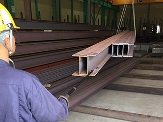 フォークリフト作業中の荷物の滑落