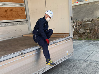 フォークリフトから降りて水平を確認