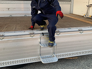 フォークリフトを差し込み過ぎて奥の荷物が転倒