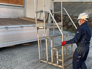 フォークリフトから降りて、爪の先端が出ていないかを目視